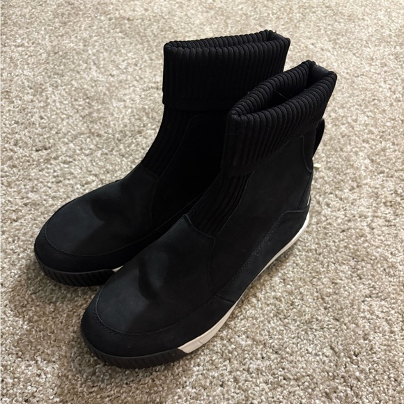 The North Face like new 🌟Women's Sierra Knit Waterproof Boots - Black and White - Picture 3 of 9